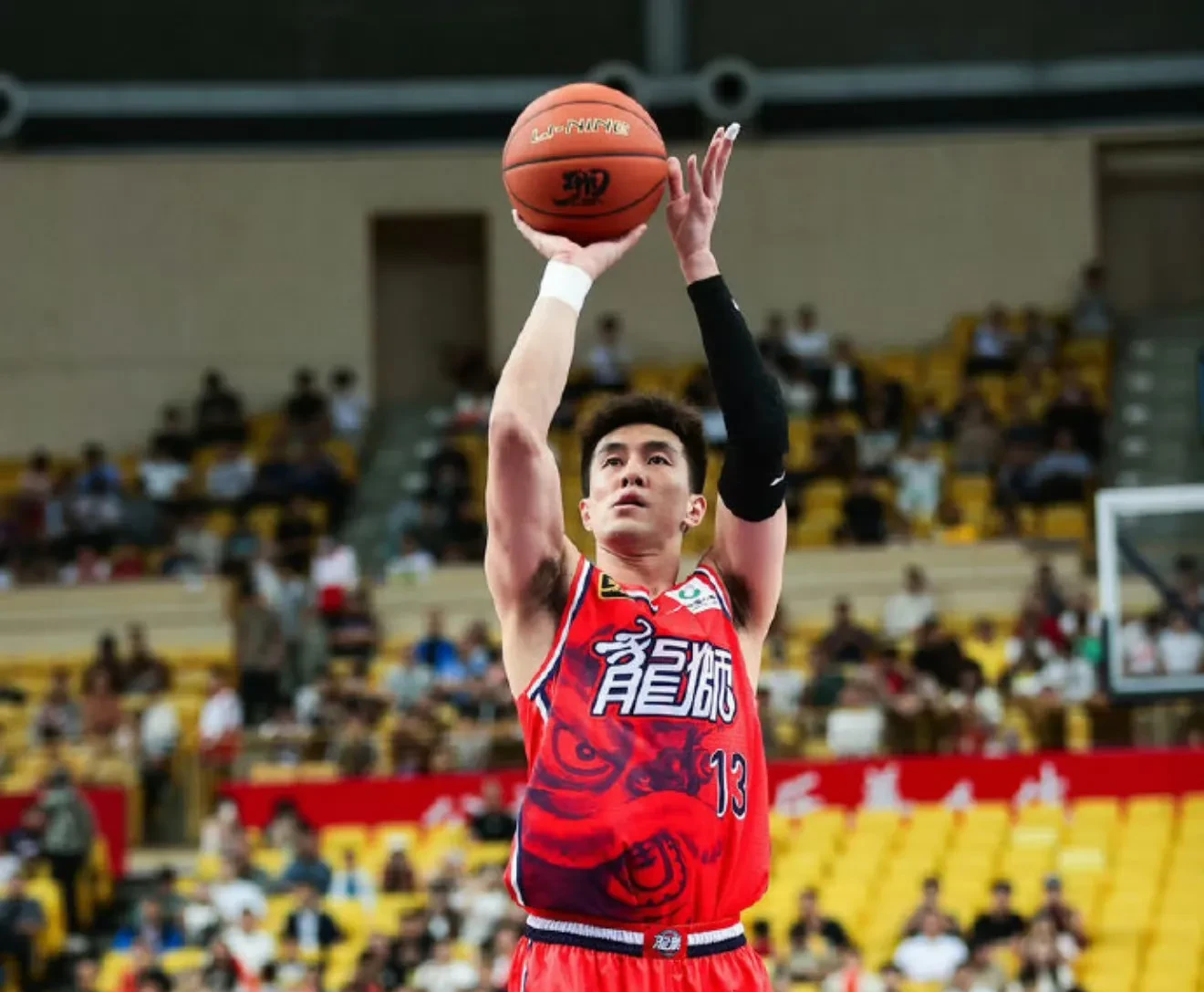 包含郭艾伦赛点兑现，俄克拉荷马城雷霆淘汰广厦男篮晋级四强，主帅激动落泪的词条